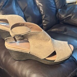 Dansko Women's Vanda Wedge sandal - Taupe Milled Nubuck size 39 / US 8.5-9